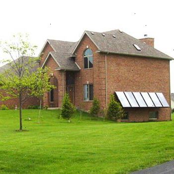 Hvordan bruke ditt tak som en solar plass varmeapparat. Åpne taket plass av huset og sørge for at taket har en isolasjon membran under takplatene.