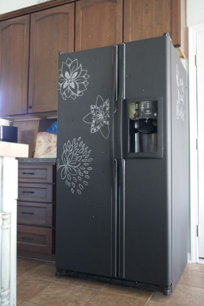 Hvordan å male et kjøleskap. Trekk og trekk kjøleskapet bort fra noen vegger / skap slik at du enkelt kan nå toppen, front og sider som vil bli malt.