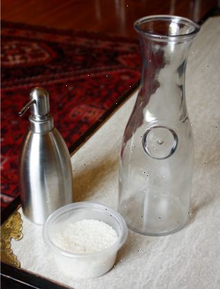 Hvordan du rengjør innsiden av en flaske. Skaff en gammel flaske, eller brus flaske (12-20 gram fungerer best).