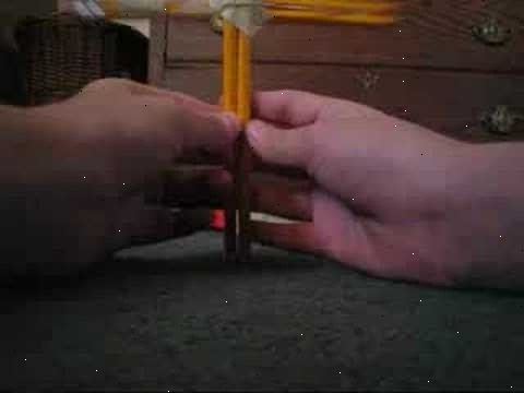 Hvordan å lage en liten armbrøst ut av husholdningsartikler. Tape to blyanter sammen, etterlot minst en centimeter untaped i begge ender.