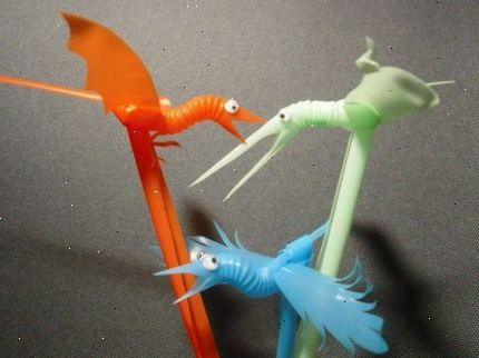 Hvordan lage en fugl av et plastrør. Skjær kort stykke åpen.