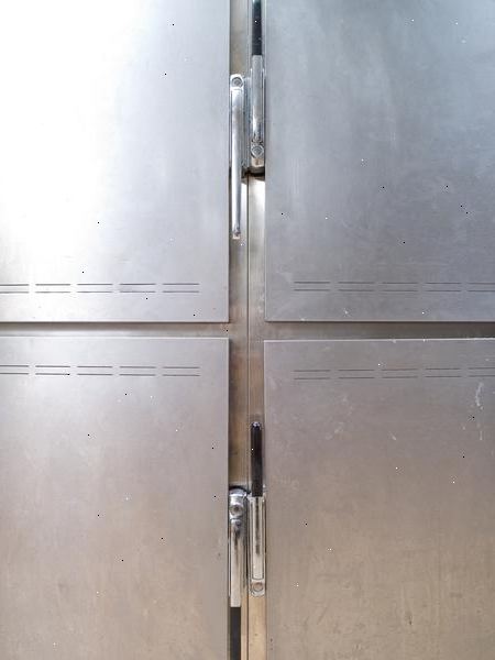 Hvordan fjerne en bulk fra en rustfritt stål kjøleskap. Rengjør bulkete område på kjøleskapet ditt.