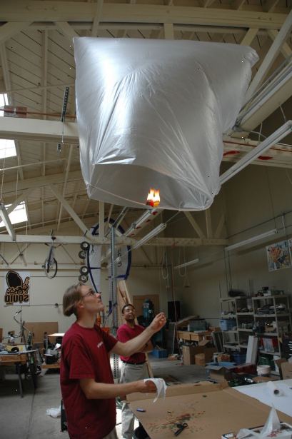 Hvordan lage en mini flyable varmluftsballong med stearinlys. Finn et egnet plastpose.