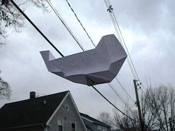 Hvordan lage en flagrende papirfly. Start med et papirark - 8 0,5 x11 inches (eller A4) fungerer godt.