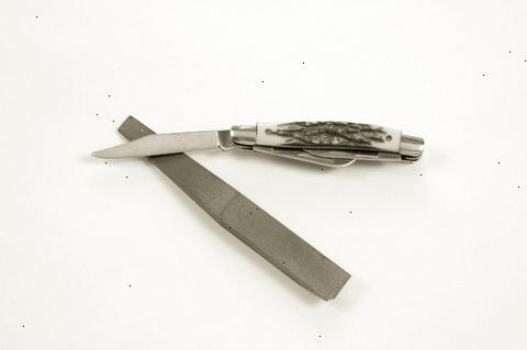 Hvordan skjerpe en lommekniv. Velg den type oppskarping stein du ønsker å bruke til å skjerpe lommekniv.