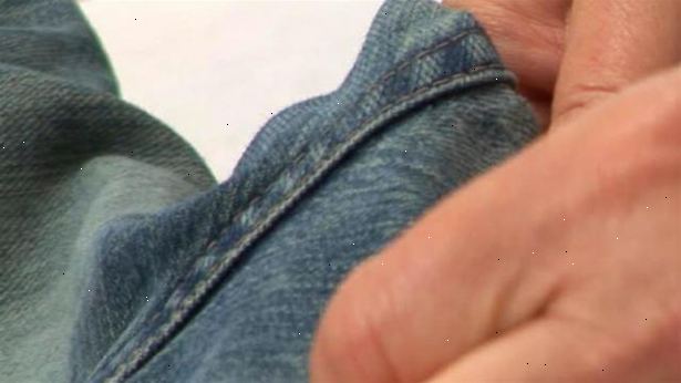 Hvordan fjerne tyggegummi fra klær. Brett plagg eller stoff slik at tyggegummi vender utover.