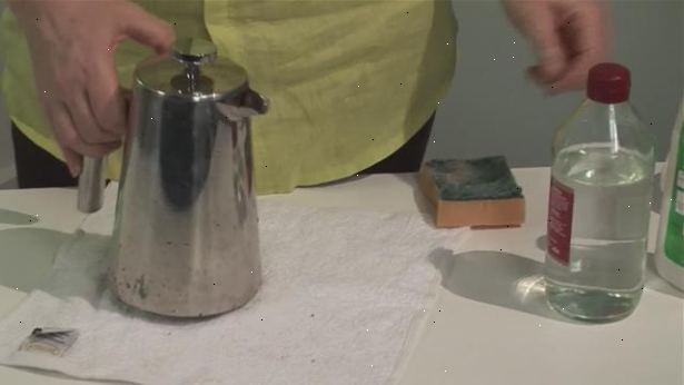 Hvordan å rengjøre en kaffetrakter. Lage en blanding av en del eddik til 2 deler vann - nok til å fylle potten.
