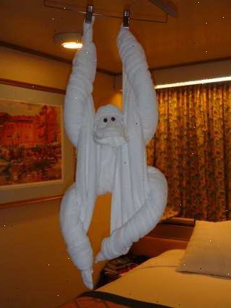 Hvordan å kaste et håndkle ape. Legge badehåndkle ut på et flatt underlag.