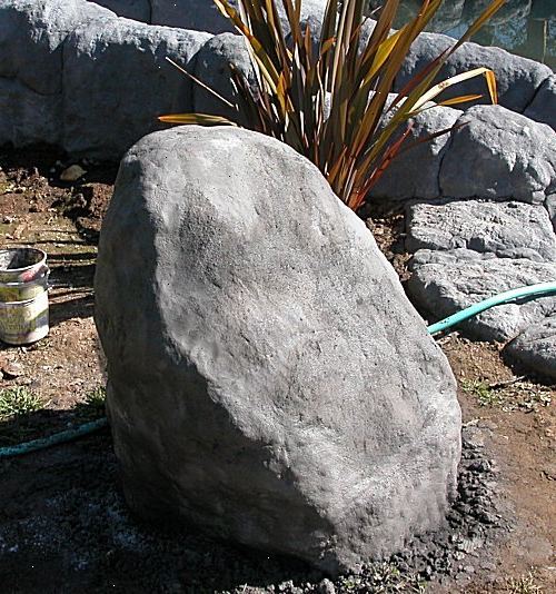 Hvordan lage falske bergarter med betong. Bygge et skjema - Du må bruke et skjema til å bygge din kunstig stein siden betong er svært tung.