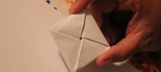 Hvordan å kaste papir i et hemmelig notat kvadrat. Brett papiret hot-dog stil, langs den vertikale aksen.