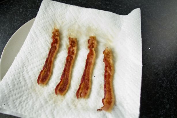Hvordan koke bacon i mikrobølgeovn. Forbered en mikrobølgeovn-safe fatet, helst glass eller Pyrex.