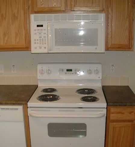 Hvordan å rengjøre en ovn. Koble strøm og slå av gassen, siden du skal flytte ovnen rundt.
