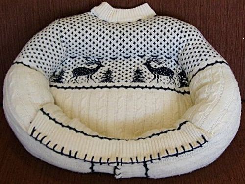 Hvordan lage en katt seng fra en gammel genser. Legg genseren ut flat.