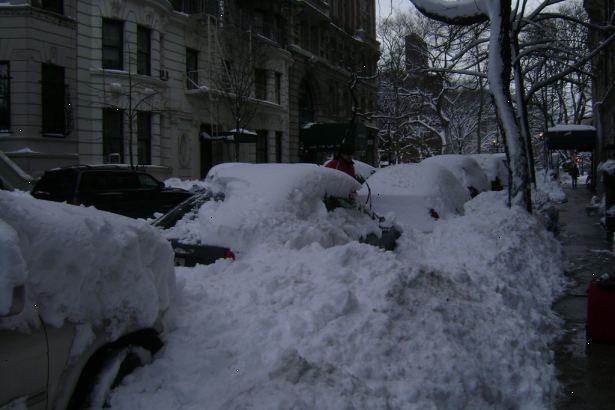 Hvordan å grave ut bilen din etter en snøstorm. Samle snørydding utstyr.