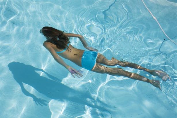 Hvordan du skal vedlikeholde svømmebasseng vannkjemi. Bestem hva slags klor du bør bruke.