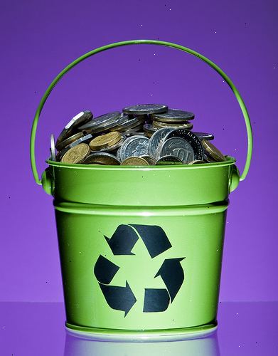 Hvordan du får penger for resirkulering. Sørg for å lagre alle flaskene du bruker som kan videreselges.