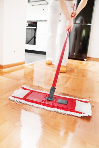 Hvordan mopp et gulv. Plasser renere av ditt valg i bøtte og fyll med nok varmt vann til å dekke hodet av mopp helt.