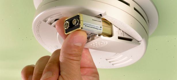 Hvordan installere en røykvarsler eller karbonmonoksid detektor. Diffusjonen av karbonmonoksyd i luften er forholdsvis jevn, noe som betyr at en kilde for karbonmonoksyd kan fordele gassen jevnt i hele rommet og huset.