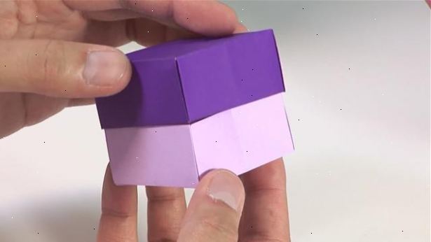 Hvordan å kaste en papir boks. Begynn med et stykke firkantet papir.