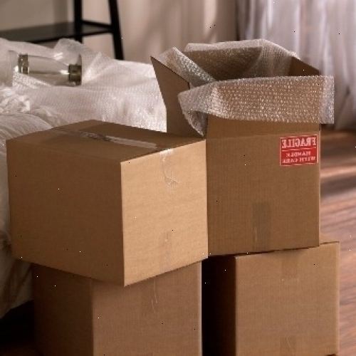 Hvordan å pakke dine eiendeler når du flytter. Pakk ett rom om gangen hvis det er mulig, og starte med elementer som er minst ofte brukes.